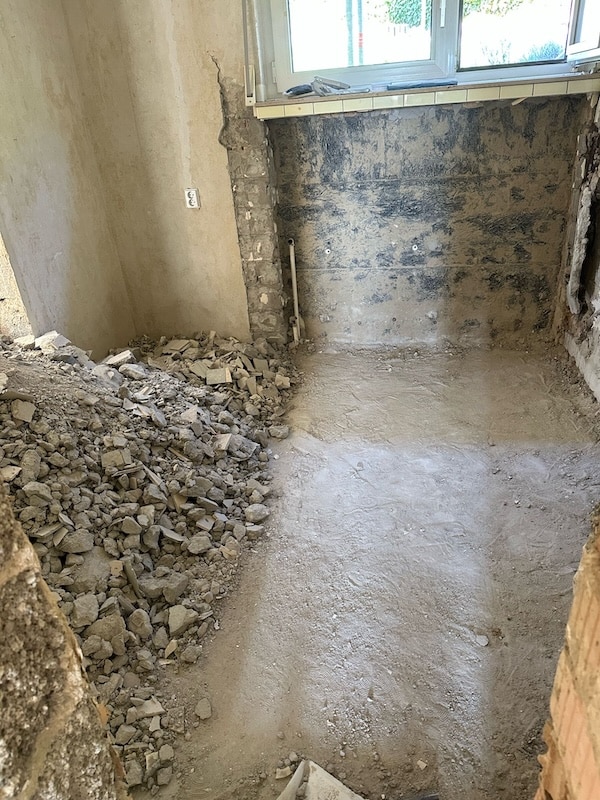 Entkernung – Raum bis auf Betonwände freigelegt