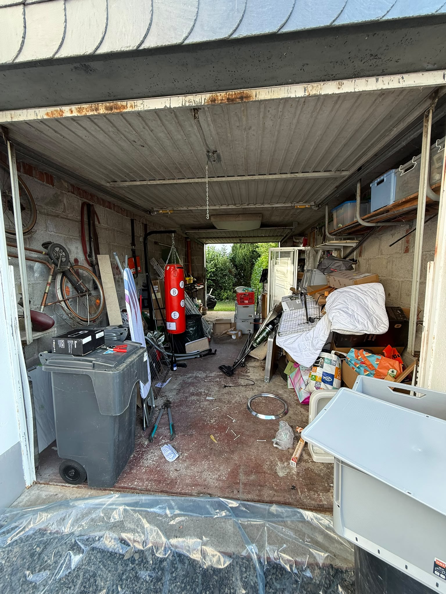 Vorher: Vollgestopfte Garage