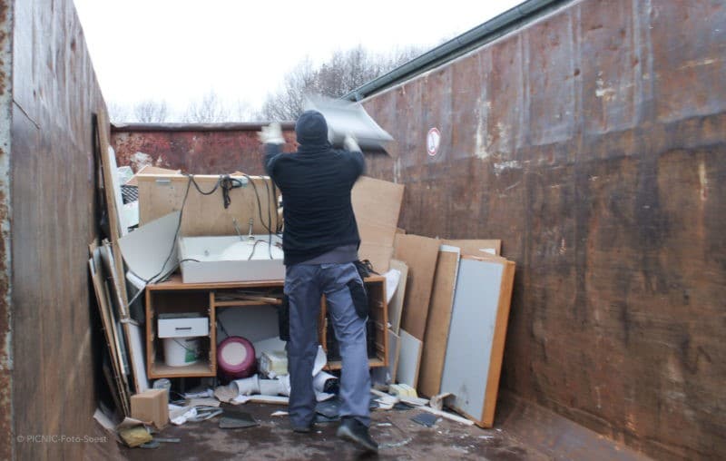 Entrümpeln in einen Container